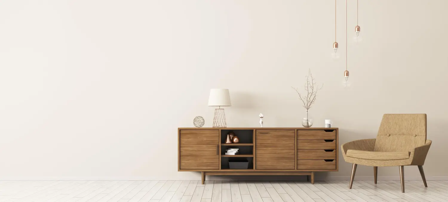 Holzmöbel und graues skandinavisches Sofa mit Kissen in einem schönen Wohnzimmer