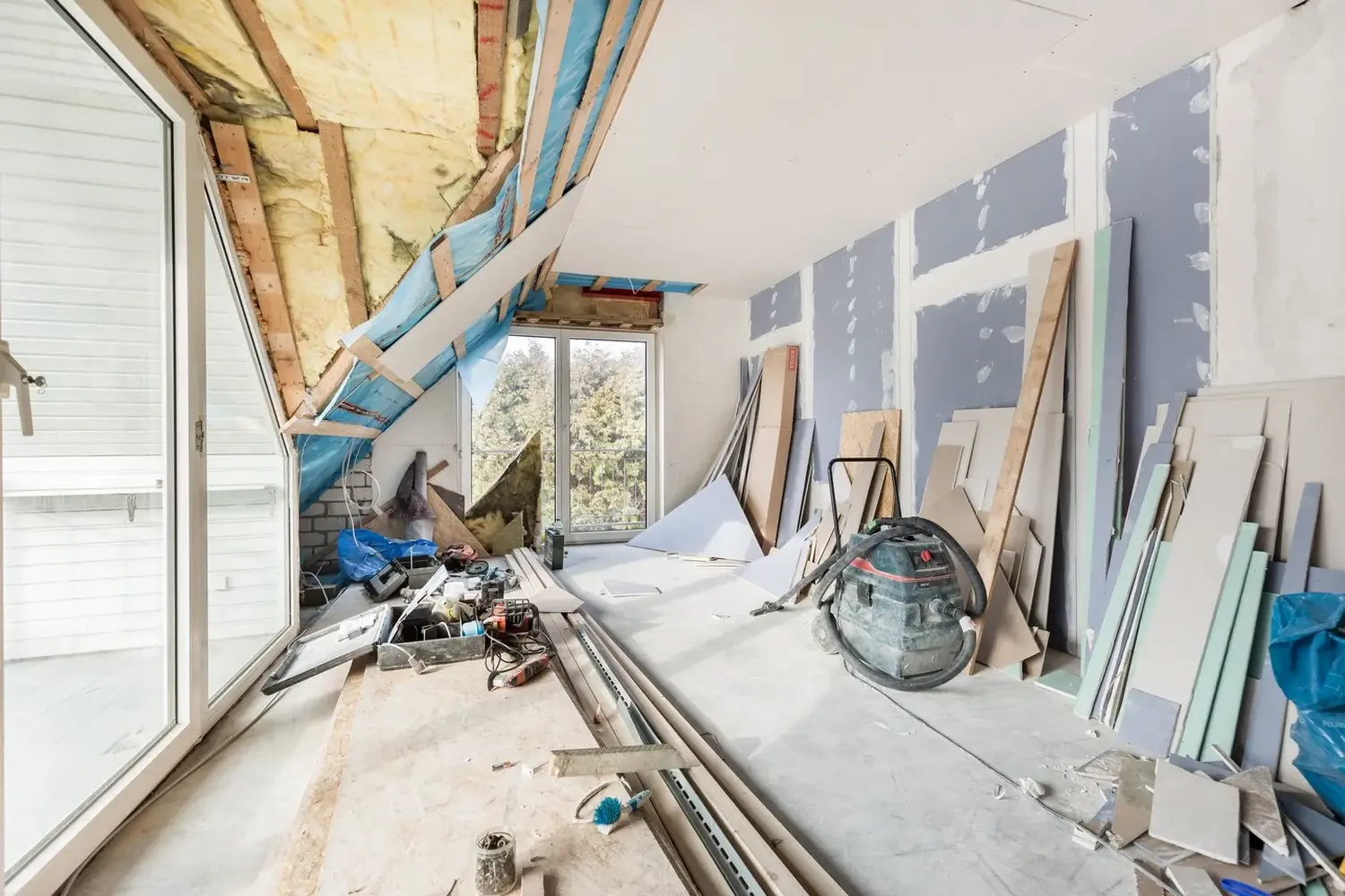 Handwerker mit Werkzeuggürtel