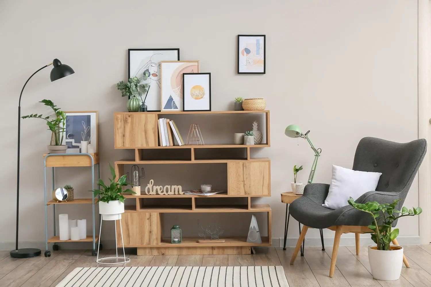 Stilvolles Wohnzimmer mit Bildern