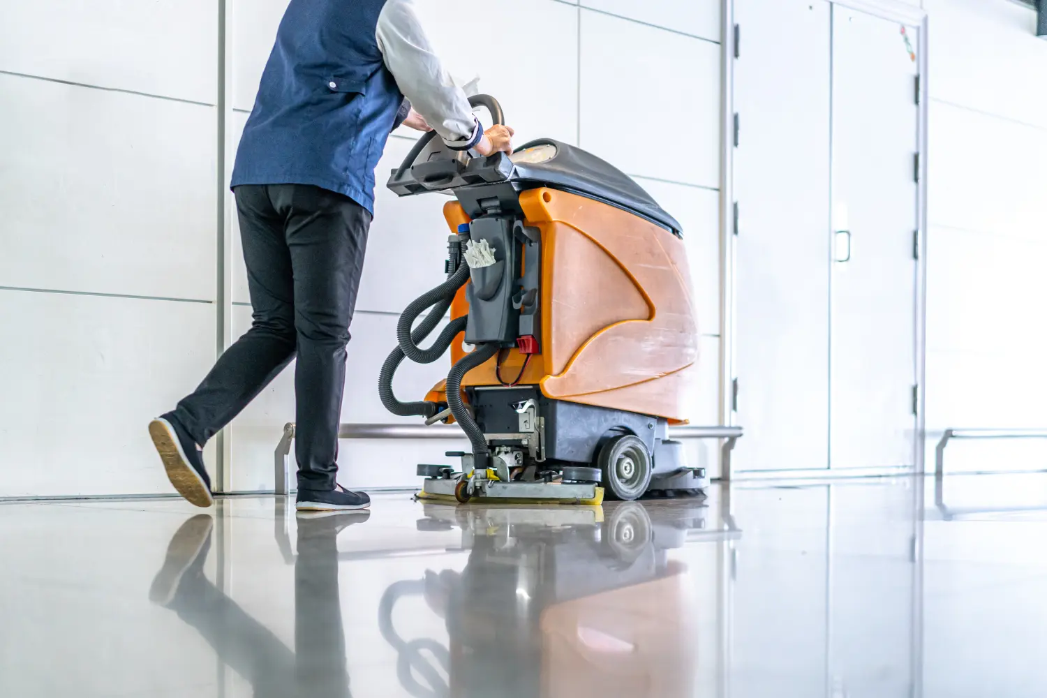 Bodenreinigung mit Maschine