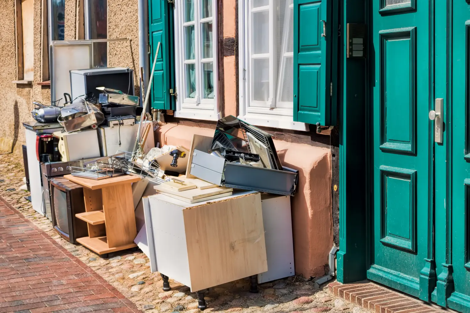 röbel, deutschland - hausmüll in der altstadt 